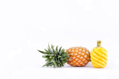 Soyulmuş ananas ve taze olgun ananas beyaz arka planda tatlı tatlara sahiptir sağlıklı ananas meyveleri izole edilmiştir.