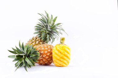 Soyulmuş ananas ve taze olgun ananas beyaz arka planda sağlıklı ananas meyvesi izole