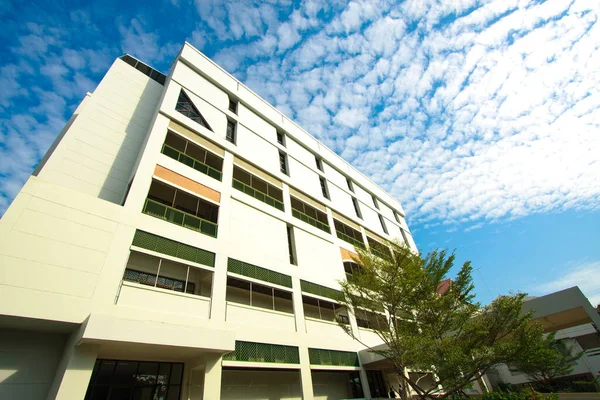 Edifício Moderno Céu Azul Pequena Nuvem Com Arquitetura Escritório — Fotografia de Stock