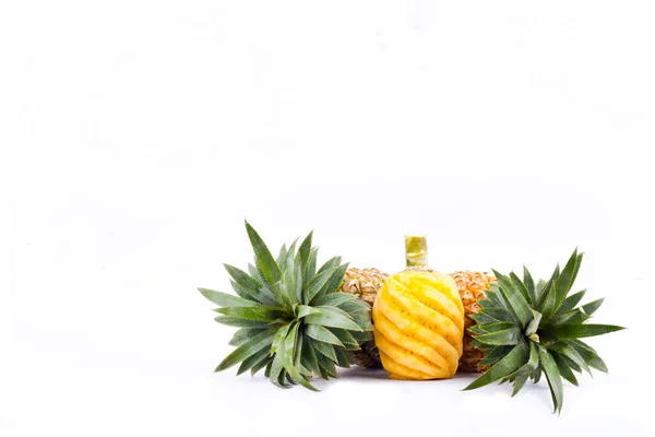 Piña Madura Pelada Sobre Fondo Blanco Alimentos Sanos Fruta Piña — Foto de Stock