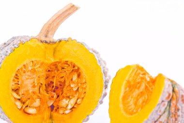 Kabak kabağı ve kabak tohumu beyaz arka planda sağlıklı kabocha Sebze