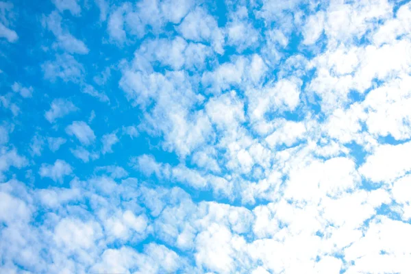 青い空と小さな雲の背景のテクスチャ — ストック写真