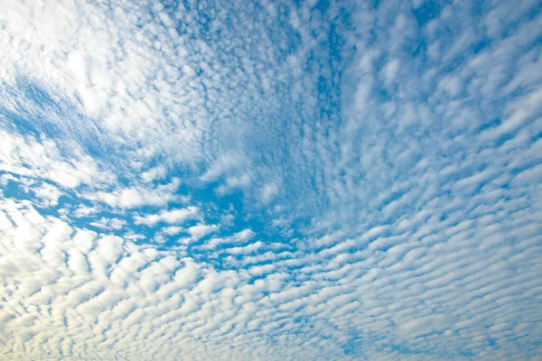 青空とふわふわの雲 の自然背景の質感 — ストック写真