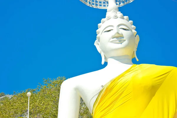 Weiß Sitzendes Buddha Bild Und Blauer Himmel Thailändischen Tempel — Stockfoto