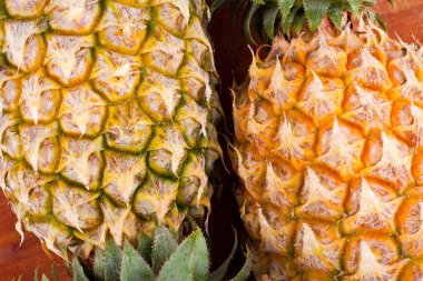 Doku üzerinde olgun ananas kabuğu sağlıklı ananas meyvesi izole edilmiş.