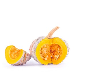 organik altın kabak kabağı dilimleri beyaz arka planda tohumlar sağlıklı kabocha sebzeler izole edilmiş