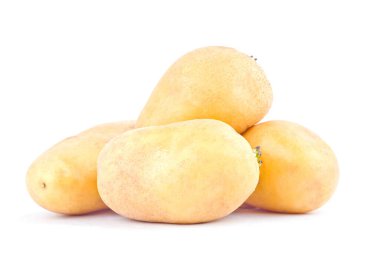  Patatesler arka plandaki marketten sağlıklı patates sebzeleri izole edilmiş.