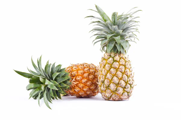 Olgun ananas, beyaz arka planda tropikal meyvedir. Sağlıklı ananas meyvesi, izole edilmiş.