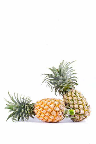 Pari Kypsä Ananas Valkoisella Taustalla Terve Ananas Hedelmä Ruoka Eristetty — kuvapankkivalokuva