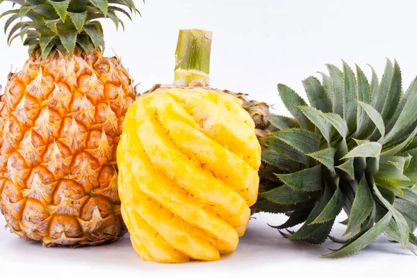 Obrane Ananasy Białym Tle Zdrowe Owoce Ananasa Żywności Izolowane — Zdjęcie stockowe