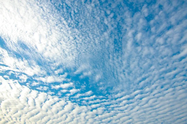 青い空と小さな雲の美しい自然背景のテクスチャ — ストック写真