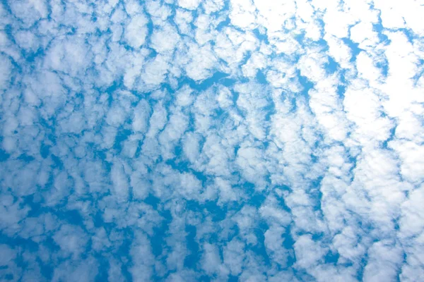 澄んだ空と小さな雲の美しい自然背景のテクスチャ — ストック写真