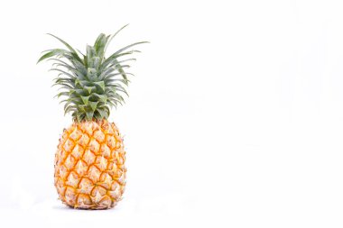 Olgun ananas, beyaz arka planda tropikal meyvedir. Sağlıklı ananas meyvesi, izole edilmiş.