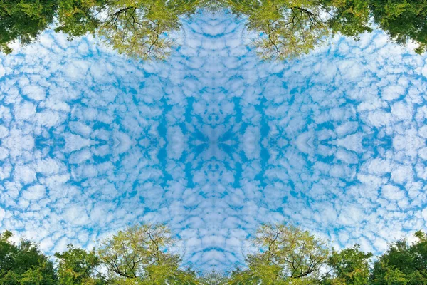 Flauschige Wolken Und Üppig Grüne Laubbäume Und Blauer Himmel Auf — Stockfoto