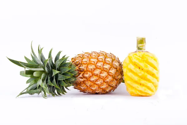 Soyulmuş ananas ve taze olgun ananas beyaz arka planda sağlıklı ananas meyvesi izole