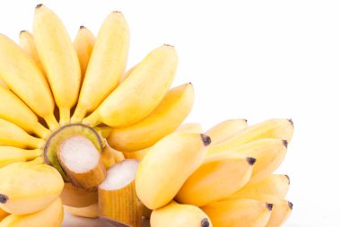 Olgun yumurta muz ve beyaz zemin üzerinde altın muz eli sağlıklı Pisang Mas muz meyvesi izole