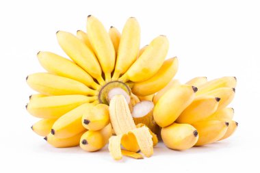 Yarım soyulmuş yumurta muz ve beyaz zemin üzerinde iki el altın muz sağlıklı Pisang Mas muz meyvesi izole edilmiş