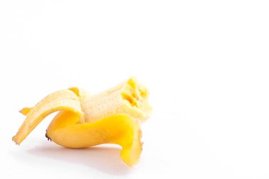 Beyaz arka planda bir ısırık eksik soyulmuş yumurta muzu sağlıklı Pisang Mas muz meyvesi izole