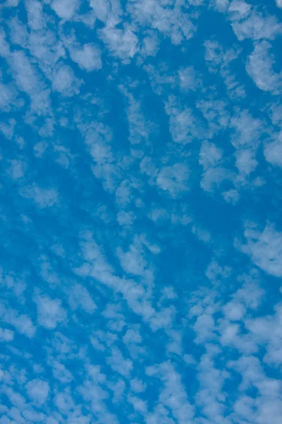 青空とふわふわの雲 の自然背景の質感 — ストック写真