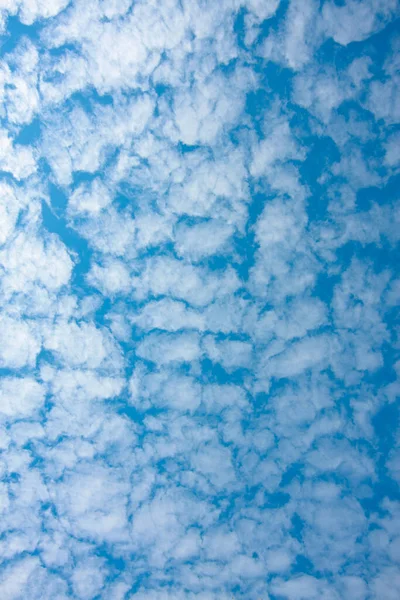 青い空と小さな雲の背景のテクスチャ — ストック写真