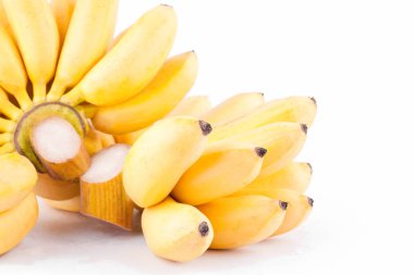 Olgun yumurta muz ve beyaz zemin üzerinde altın muz eli sağlıklı Pisang Mas muz meyvesi izole