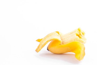 Beyaz arka planda bir ısırık eksik soyulmuş yumurta muzu sağlıklı Pisang Mas muz meyvesi izole