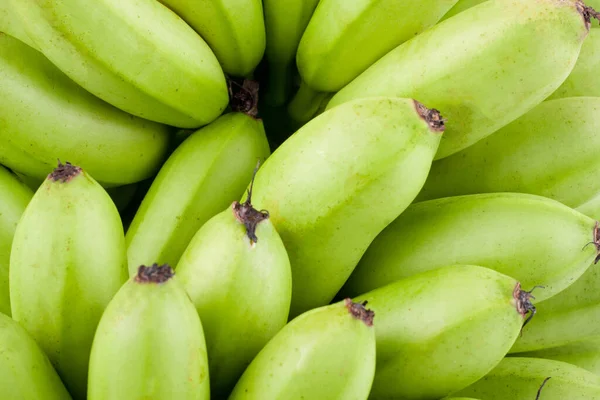 yeşil çiğ altın muz beyaz zemin üzerinde sağlıklı Pisang Mas muz meyvesi izole