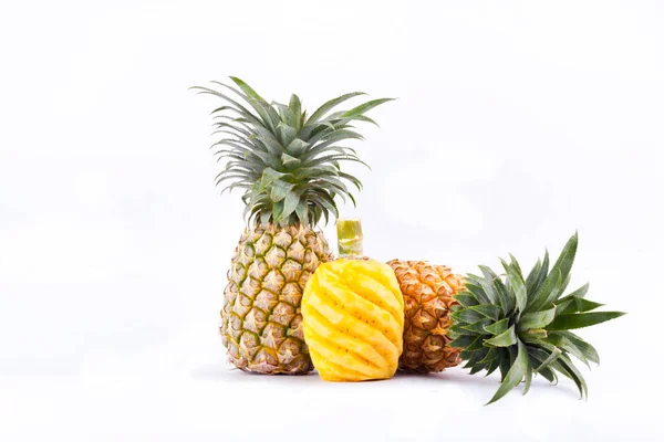 Obrane Ananasy Białym Tle Zdrowe Owoce Ananasa Żywności Izolowane — Zdjęcie stockowe