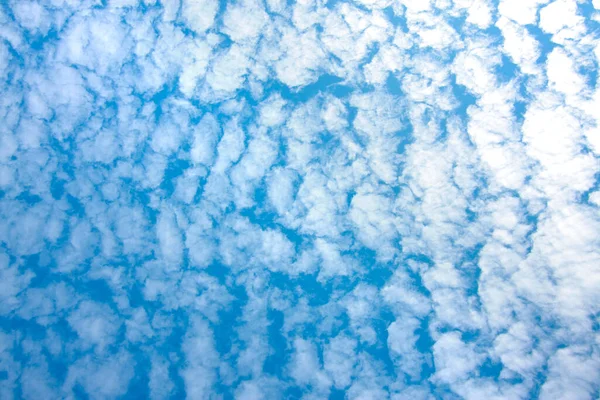 青い空と小さな雲の背景のテクスチャ — ストック写真