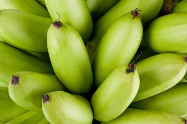 Beyaz zemin üzerinde çiğ altın muzlar sağlıklı Pisang Mas muz meyveleri izole