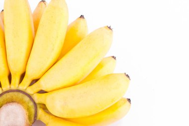 Beyaz arka planda altın muzdan organik eller sağlıklı Pisang Mas Mas meyveli yiyecekler izole edilmiş