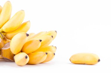 Beyaz zemin üzerinde yumurta muzları sağlıklı Pisang Mas Mas muz meyveleri izole