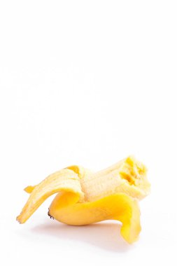 Beyaz arka planda bir ısırık eksik soyulmuş yumurta muzu sağlıklı Pisang Mas muz meyvesi izole