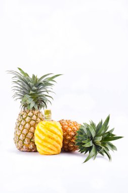 Beyaz arka planda soyulmuş olgun ananas sağlıklı ananas meyvesi izole edilmiş.