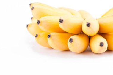 Sarı yumurta muz veya beyaz zemin üzerinde olgun altın muz sağlıklı Pisang Mas muz meyvesi izole