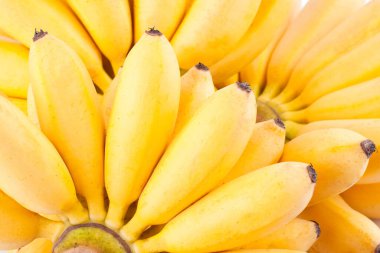 Beyaz zemin üzerinde yumurta muzları sağlıklı Pisang Mas Mas muz meyveleri izole