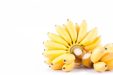 Beyaz arka planda altın muzların eli sağlıklı Pisang Mas Mas meyveli yiyecekler izole edilmiş.