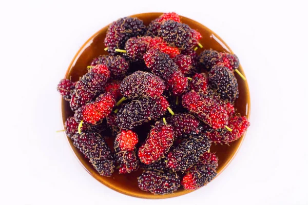 Süße Reife Maulbeere Braunem Korb Auf Weißem Hintergrund Gesunde Maulbeerfrucht — Stockfoto