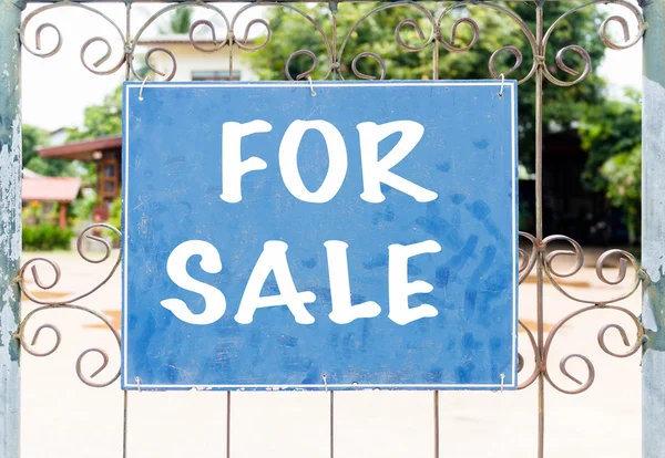 Chalkboard sign in front of house for sale — Stock Photo, Image