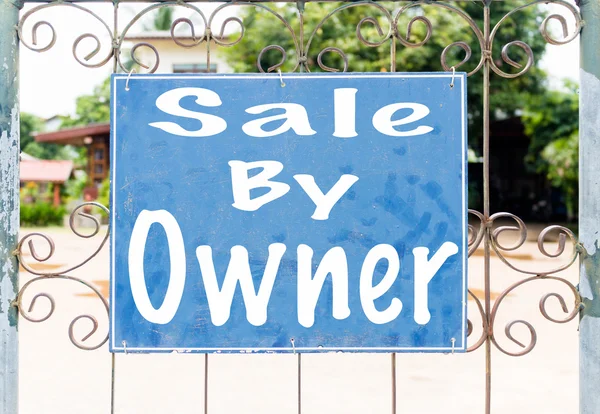 Chalkboard sign in front of house — Stock Photo, Image