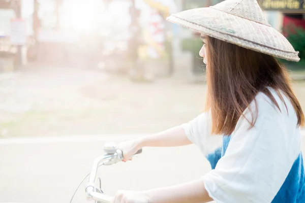 Porträtt av en vacker asiatisk kvinna med cykel — Stockfoto