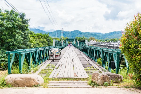 Мемориальный мост Второй мировой войны в городе Мэй-Гонг-сон, Таиланд — стоковое фото