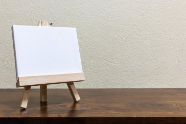 Boş boş beyaz tahta üzerinde ahşap masa 