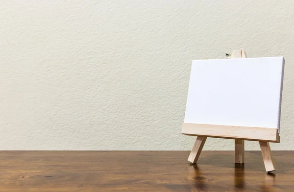 Empty blank whiteboard on the wooden table — ストック写真