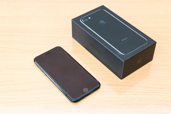 Новый Apple iPhone 7 unboxing — стоковое фото