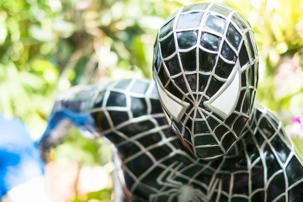 Närbild av modell av Spiderman i trädgården — Stockfoto