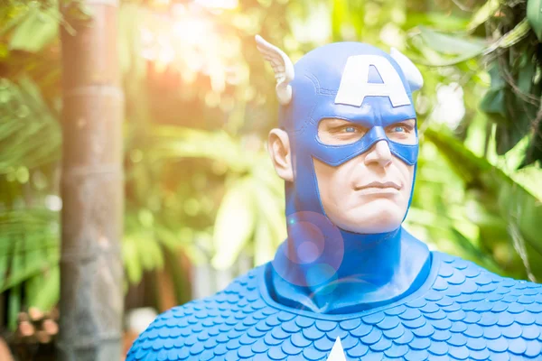 Captain America Modell im Garten — Stockfoto