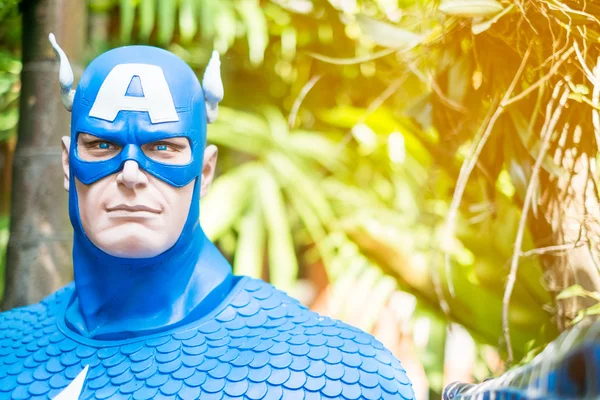 Captain America Modell im Garten — Stockfoto