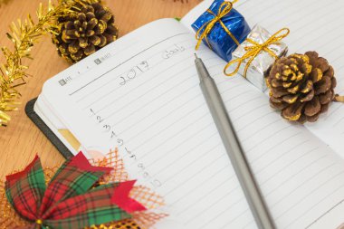 Yeni yıl gol 2017 ile ahşap bir masa üstünde defter