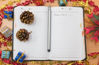 Seyahat konsepti ile ahşap bir masa üstünde defter